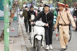 Học sinh được bố mẹ giao xe máy trên 50 phân khối để chở em đi học