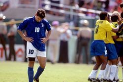 Roberto Baggio ở tuổi 57: 'Số 10 giờ như tuyệt chủng, tôi chỉ muốn tự chôn mình khi đá hỏng 11m ở World Cup'