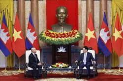 Chủ tịch nước Lương Cường hội kiến Quốc vương Campuchia Norodom Sihamoni