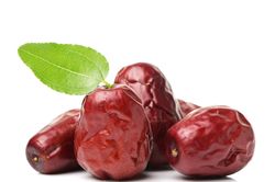 Nên dùng táo đỏ tươi hay khô?