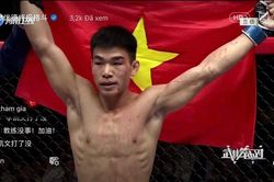 Võ sĩ Việt Nam hạ đo ván đối thủ người Trung Quốc ngay hiệp đấu đầu tiên, kiêu hãnh giơ cao cờ Tổ quốc trên vai