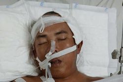 Nỗi khốn khổ của người đàn ông đi bốc gỗ keo thuê