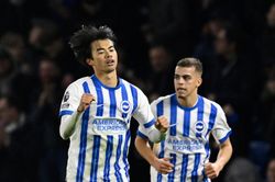 HLV trẻ nhất Premier League làm điều chưa từng có