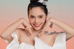 Đoàn Thúy Trang 'tái xuất' với album 'Hoa, Mây, Mưa' sau 10 năm chờ đợi