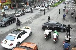 Tạm giữ 4 người vụ vệ sĩ 'điều tiết giao thông' cho xe cưới