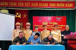 Tuyên truyền pháp luật về an toàn giao thông cho đội ngũ lái xe vận chuyển nguyên liệu mía ở Anh Sơn