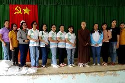 Trao 200 phần quà cho bà con dân tộc thiểu số Khmer và người yếu thế xã Lương Phi
