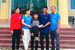 Tặng quà cho người nghèo, trẻ mồ côi huyện Chư Sê và Kông Chro