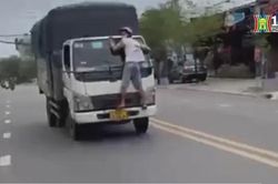 Xác minh vụ người đàn ông đu bám ở đầu xe tải