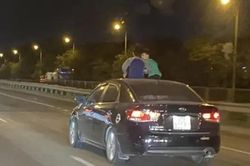 Mất an toàn khi cho trẻ thò đầu qua cửa sổ trời