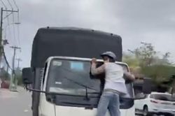 Xác minh làm rõ vụ người đàn ông bám vào đầu xe tải lao vun vút trên đường