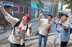 Dàn sao Running Man ăn bún chả, dạo phố đường tàu Hà Nội