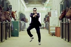 Anh trai nhảy điệu 'Gangnam Style'