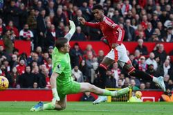 Zirkzee và Rashford cùng lập cú đúp, MU thắng tưng bừng dưới triều đại Amorim