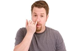 Tác hại tiềm ẩn của thói quen ngoáy mũi nhiều người không biết