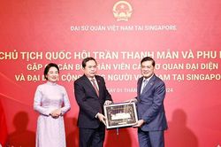 Chủ tịch Quốc hội Trần Thanh Mẫn gặp gỡ đại diện cộng đồng người Việt Nam tại Singapore