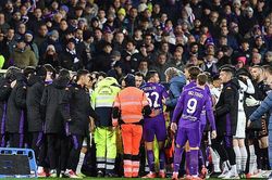 Sao trẻ Serie A bất ngờ đột quỵ ngay trên sân, trận đấu giữa Inter và Fiorentina bị hủy