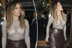 Jennifer Lopez quyến rũ trong áo xuyên thấu và chân váy da tại Beverly Hills
