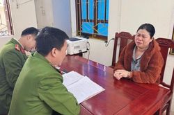 'Nữ quái' bắt 2 vợ chồng cởi hết quần áo quay video ép trả nợ