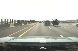 Clip: Thót tim cảnh nữ tài xế chuyển hướng đột ngột, va chạm với xe làn bên