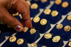 Giá vàng hôm nay 3/12/2024: Giá vàng bốc hơi, ông Trump dọa BRICS, đồng USD mạnh, quý kim gặp cơn gió ngược, giá vàng nhẫn giảm