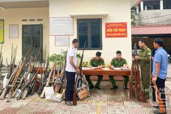 Tích cực vận động đồng bào vùng cao giao nộp vũ khí tự chế