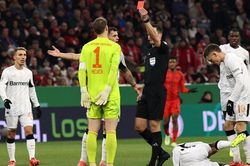 Neuer nhận thẻ đỏ, Bayern Munich mất danh hiệu đầu tiên ở mùa giải này