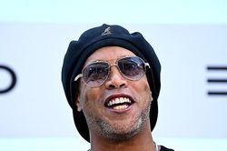 Cuộc sống hỗn loạn của Ronaldinho: Từ nguy cơ phá sản, vào tù, cho đến chuẩn bị làm ông nội