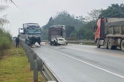 Rợn gáy cảnh ô tô tải lấn làn lao thẳng vào xe khác ở cao tốc Nội Bài - Lào Cai