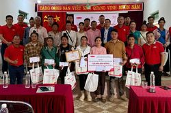 105 suất quà tặng người dân xã Mường Pồn