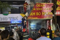 Hình ảnh cảnh sát giải cứu 3 người trong đám cháy tại quán bánh mì ở Hà Nội