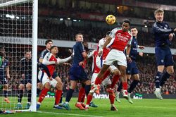 Arsenal và sức mạnh không thể ngăn cản từ các pha bóng cố định