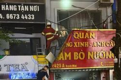 Cảnh sát giải cứu 3 người mắc kẹt trong đám cháy ở Hà Nội