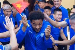 Nguyễn Xuân Son vui lên tuyển, chia sẻ bằng tiếng Việt gây sốt