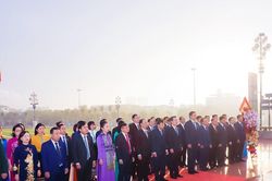 Đoàn đại biểu HĐND tỉnh Nghệ An dâng hoa tưởng niệm Chủ tịch Hồ Chí Minh