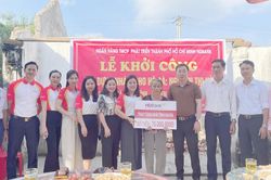 Trao 70 triệu đồng hỗ trợ xây nhà cho hộ nghèo tại huyện Hưng Nguyên