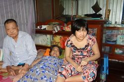 Vợ chồng bệnh nặng, cháu bị động kinh