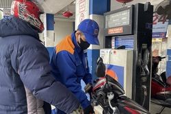 Xăng RON95-III giảm gần 300 đồng/lít