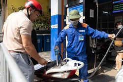 Giá xăng dầu tăng, giảm trái chiều