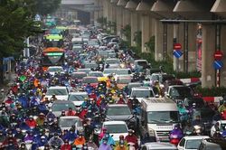 Ùn tắc giao thông ở Hà Nội là do 'thả rông' phương tiện cá nhân?