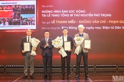 Lễ trao giải ảnh 'Khoảnh khắc Báo chí' năm 2024: Vinh danh tinh thần dấn thân và cống hiến