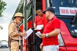 Cảnh sát giao thông xử lý nghiêm hành vi dùng điện thoại khi lái xe