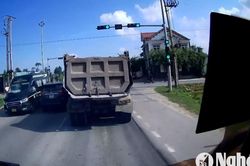 Ô tô con vượt ẩu trên đường N5, gây nguy hiểm cho các phương tiện khác