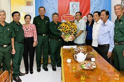 Bí thư Huyện ủy Thoại Sơn thăm, chúc mừng Hội Cựu chiến binh huyện
