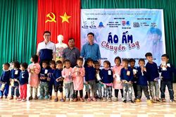 Tặng 600 chiếc áo ấm cho thiếu nhi xã Đak Sơ Mei