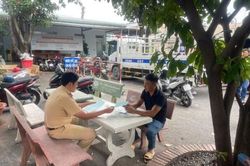 Công an TP.Thủ Đức phạt tài xế xe ben chở bùn rơi vãi trên đường