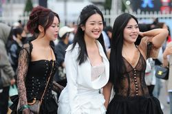 Fan girl mặc gợi cảm sẵn sàng đón idol ở Anh trai 'say hi'