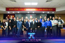 Dàn 'Anh trai Say Hi' thăm Cơ quan Trung ương Đoàn TNCS HCM, tòa soạn báo Nhân Dân