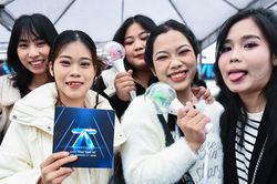 Concert 'Anh trai say hi': Dân văn phòng xin nghỉ làm sớm, phe vé vẫn sôi nổi