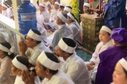 Tục lệ đeo khăn tang trắng, vàng, đỏ, tím thể hiện mối quan hệ gì với người đã khuất?
